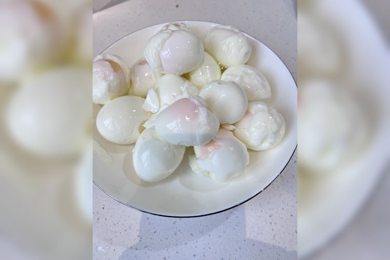 ▲▼雞蛋剝殼時連著蛋白一起剝下來,是許多人常碰到的困擾。(圖/翻攝臉書/家常菜)