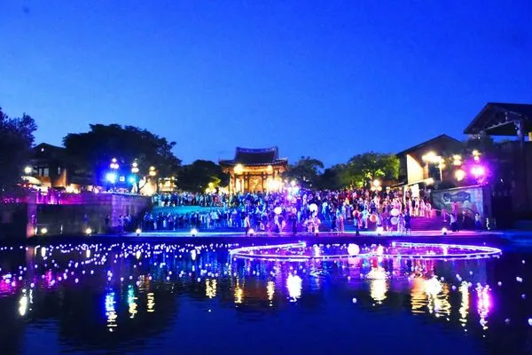 ▲▼宜蘭傳藝園區邀請月下老人駐點,還有七夕限定唯美「傳藝藍眼淚」活動。(圖/記者林育綾攝)