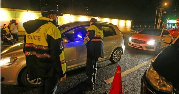 酒駕爸臨檢遭警察兒依法送辦 媽見狀怒批「白眼狼」:白養了