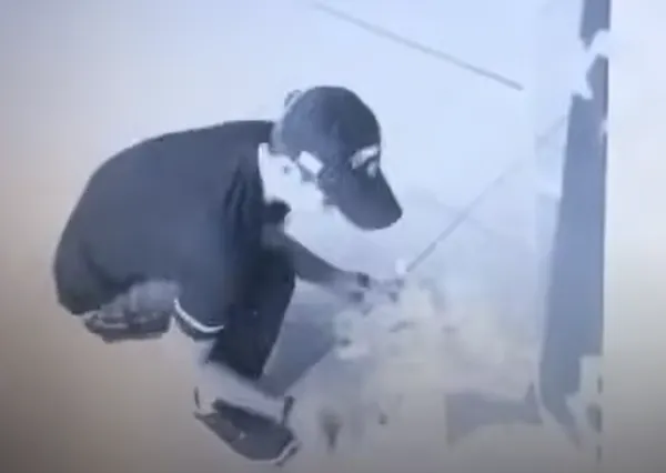 ▲▼馬來西亞一名男子在取錢時,ATM突然吐出數百張鈔票。(圖/翻攝自YouTube)