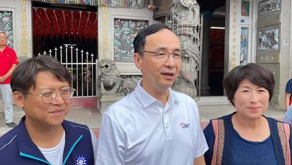 ▲朱立倫在台東關山天后宮。(圖/國民黨提供)