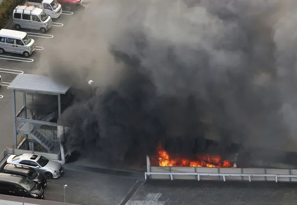 ▲▼ 日本神奈川縣厚木市20日下午一間柏青哥店的停車場發生大火。(圖/達志影像/美聯社)