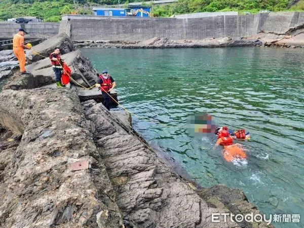 ▲新北貢寮男釣客礁岩濕滑跌倒 疑右腳踝扭傷骨折送醫。(圖/記者郭世賢翻攝)