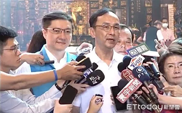 ▲▼朱立倫22日上午陪同國民黨立委參選人張智倫在中和廣濟宮參拜並受訪。(圖/記者許靖騏攝)