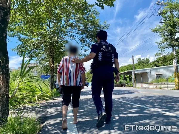 ▲員警趕赴現場,看見婦人光著腳站在路旁徘徊。(圖/吉安警分局提供,下同)