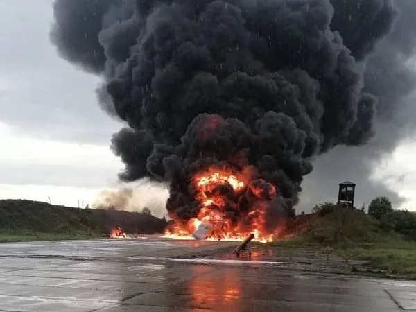 ▲▼俄羅斯諾夫哥羅德州(Novgorod)索爾特西2號(Soltsy-2)空軍基地一架Tu-22M3轟炸機被燒毀。(圖/翻攝自推特、Telegram)