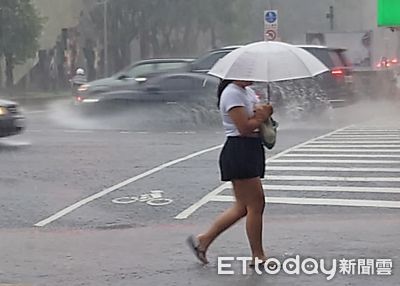 鋒面今晚殺到上空！雨轟全台4天　下波變天「雨更強」