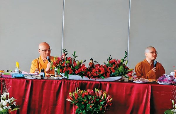 海濤(左)獨立弘法後,與原本是在家女弟子的雲燈法師(右)曾在去年舉行信徒見面會。(翻攝The Nerd Boss Show YouTube)