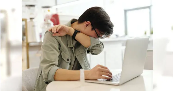 越南一名男子強忍噴嚏,就醫得知罹患耳膜穿孔。(示意圖/Pexels)