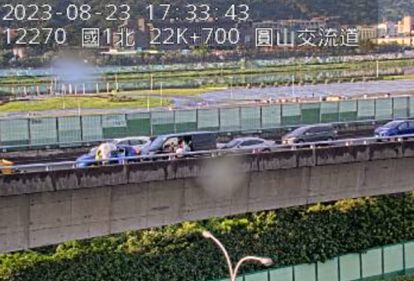 ▲▼ 國道1號高架南向22.7公里處圓山交流道今(23)日下午5時21分發生車禍。(圖/翻攝自高速公路1968)