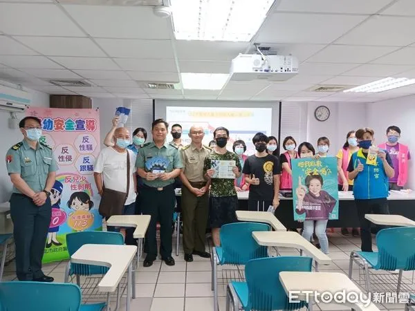 ▲▼ 新北蘆洲役男緊張抽籤,役男們齊聚一堂,警方趁勢宣導反詐騙「三要七不」 。(圖/記者戴上容翻攝)