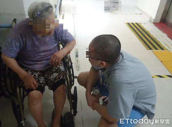 ▲▼苗栗看守所收容人照服訓練,在苗栗戊山園實務訓練時(右:阿欽(化名)、左:阿婆)意外相逢。(圖/苗栗看守所提供)