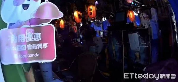 ▲▼專案小組攻堅燒烤攤,當場逮獲嫌犯並起出毒品證物。(圖/記者王兆麟翻攝,下同)