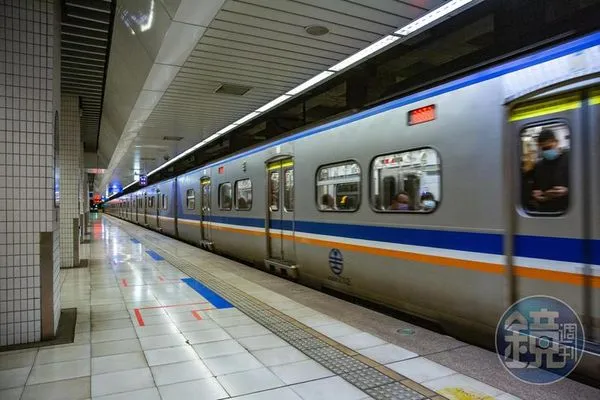 一名網友發現有名男子固定在桃園站搭乘北上區間車,卻只要一上車就霸占列車上的廁所,造成其他乘客的困擾。圖為台鐵區間車。(本刊資料照)