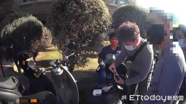 ▲▼台中女藥頭照顧病母之餘,選在醫院外販毒,被逮捕後辯稱自用沒有販賣。(圖/民眾提供,下同)