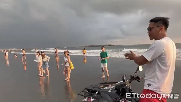 ▲▼旗津漂噁爛「黑黏油汙」!疑沉沒天使輪害的,沙灘拉警戒線除汙。(圖/記者賴文萱翻攝)