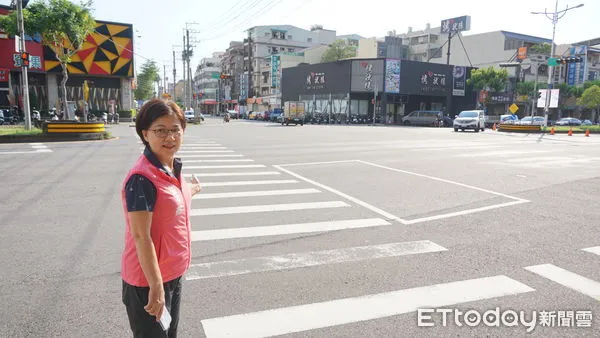 ▲台版「不可能的任務」36米馬路只給30秒過 阿北冏:沒運動過不去。(圖/市議員張芬郁提供)