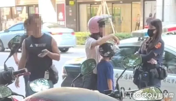 ▲女警處理糾紛,路過男子跳舞企圖引起女警注意。(圖/翻攝社會事社會影音)