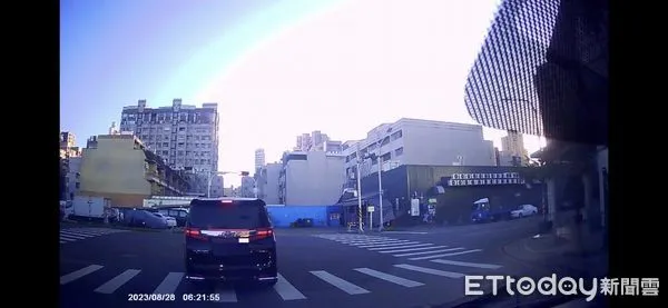 ▲這輛阿法拒檢逃逸,警方正在追查 。(圖/記者吳奕靖翻攝)