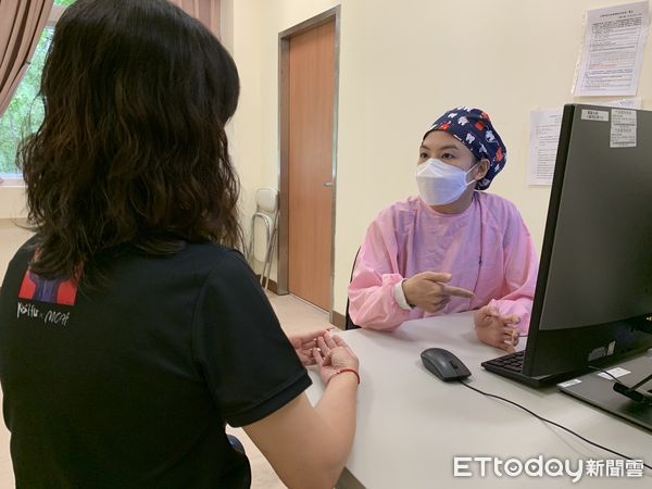 ▲上班族在冷氣房中愈待愈累,醫師建議多補充水分避免身體散熱不佳導致冷中暑。(圖門諾醫院提供,下同)