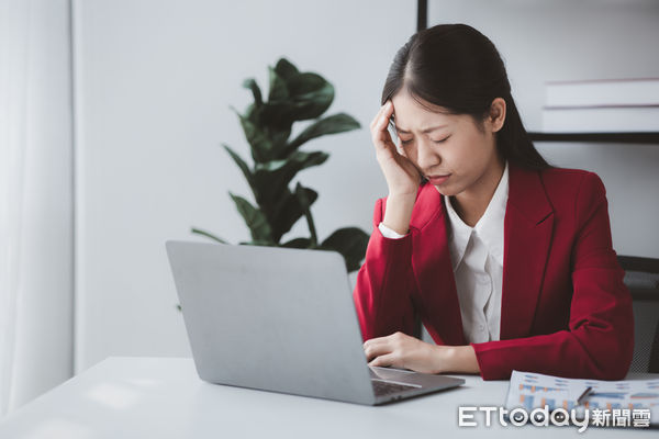 ▲上班族在冷氣房中愈待愈累,醫師建議多補充水分避免身體散熱不佳導致冷中暑。(圖門諾醫院提供,下同)