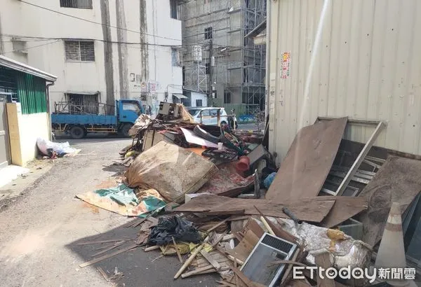 ▲地下室所清理出來之廢棄雜物 。(圖/衛生局提供)