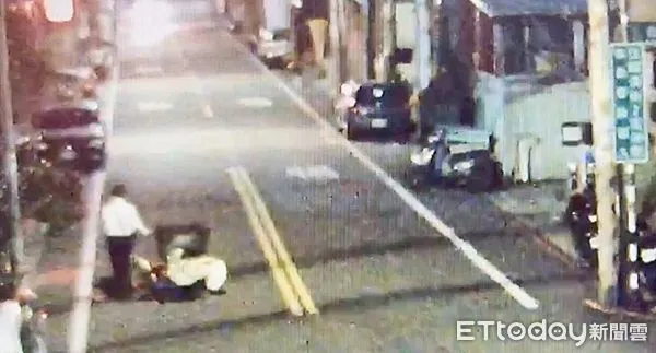 ▲桃園市桃園區永安路某超商,昨天清晨放置店門口待售報紙竟遭竊走,警方調閱監視器發現竊賊身襯衫與西裝褲。(圖/記者沈繼昌翻攝)