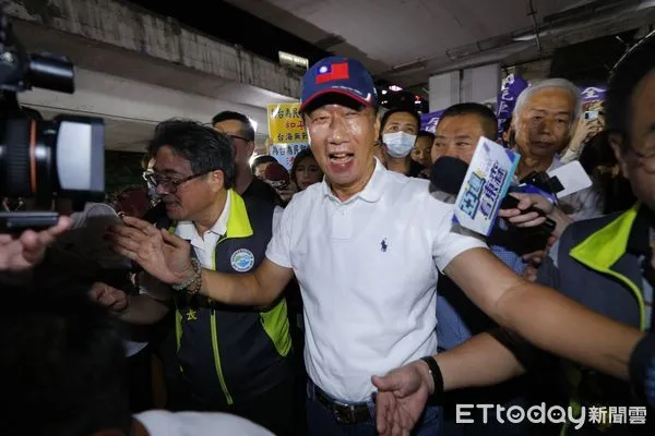 ▲▼ 郭台銘參加台北市計程車工會普渡餐會。(圖/記者湯興漢攝)