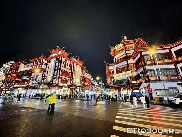 ▲燈火輝煌,上海最熱鬧的夜市豫園商圈迎來台北市市長蔣萬安一行。(圖/記者趙禕攝)