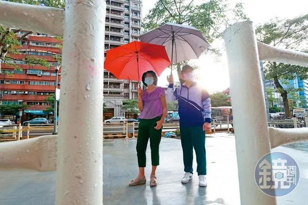 澳豐金融詐騙案受害人Michael(右)向本刊投訴,已有受害人因賠上養老金而輕生。