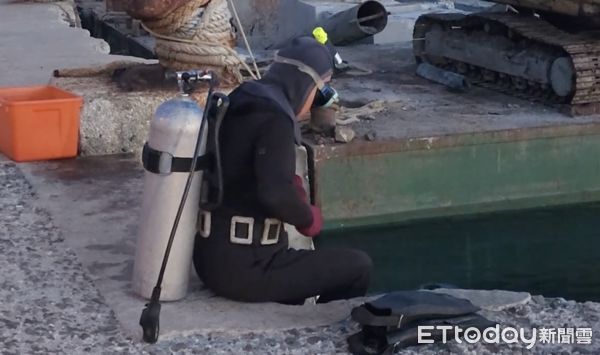 ▲▼澎湖首見漂流「走私機動快艇」。(圖/記者陳韋男攝)