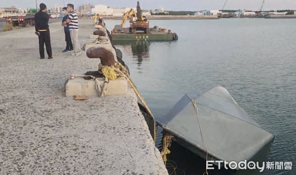 ▲▼澎湖首見漂流「走私機動快艇」。(圖/記者陳韋男攝)