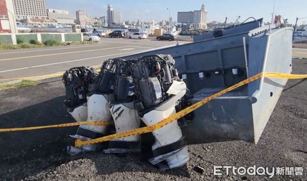 ▲▼澎湖首見漂流「走私機動快艇」。(圖/記者陳韋男攝)