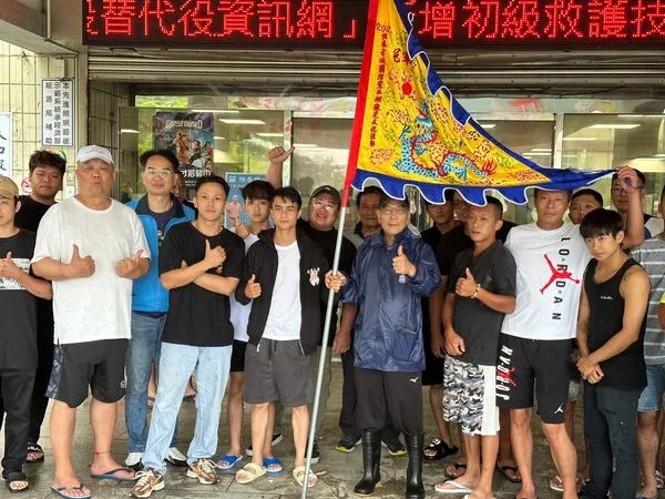 ▲恆春鎮公所將今年冠軍順風旗送給宜蘭搶孤隊 。(圖/民眾提供)