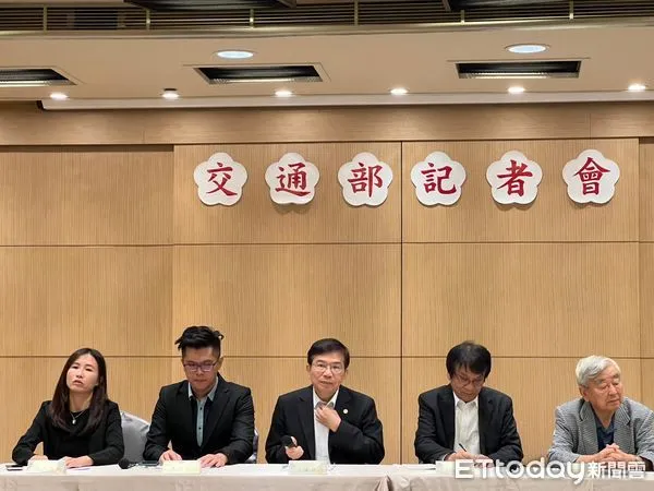 ▲▼交通部長王國材(中)邀請推動JR西日本福知山線事故後改革的關西大學教授安部誠治(右2)、事故遺族代表淺野彌三一(右1)、松本創等關鍵人物訪台,太魯閣號事故家屬代表陳鵬年(左2)、律師陳孟秀(左1)也出席。(圖/記者李姿慧攝)