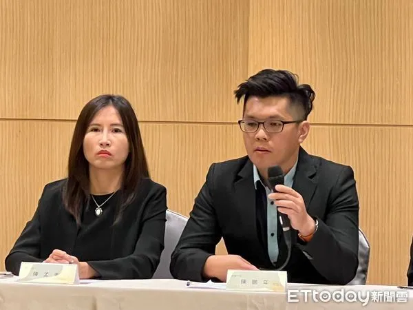 ▲▼太魯閣號事故家屬代表陳鵬年(右)、律師陳孟秀(左)。(圖/記者李姿慧攝)
