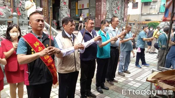 ▲台南市歸仁區歸南北極殿,由爐主謝燿鴻主事(左1),主委戴榮裕、市議員吳禹寰、立委林宜瑾服務處助理等人進行普渡祭祀,普渡後將全數物資捐低收入戶。(圖/記者林東良攝,下同)