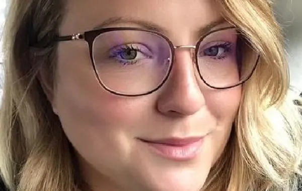 停駛公車突然加速撞過來 女過馬路被撞飛「捲到車底下」輾壓身亡。(圖/翻攝自MET POLICE)