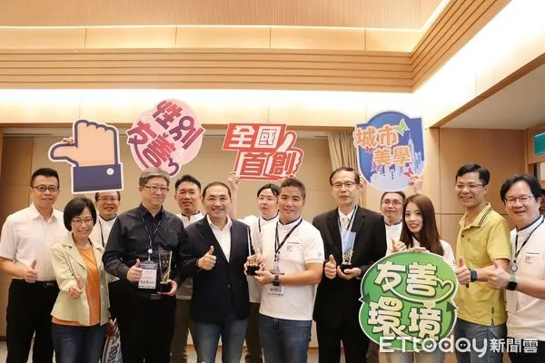 ▲▼ 新北市首屆「優良建築工程評選活動」,評選結果出爐於今日在市政會議中由市長侯友宜頒獎給獲獎工程,另一名優等由城鄉局(三峽國光青年社會住宅)獲獎。 。(圖/記者戴上容攝)