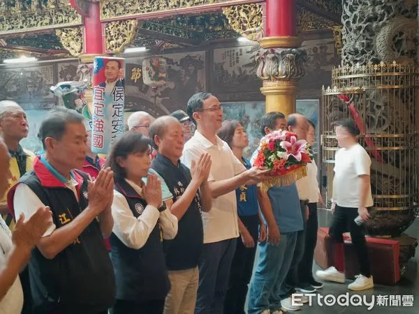 ▲國黨民黨黨主席朱立倫1日到台南安平開台天后宮參拜時指出,對於台南市立委選戰,雖然困難但還是有信心。(圖/記者林東良翻攝,下同)