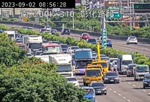 ▲▼ 國1南下199.8k追撞事故 。(圖/翻攝高速公路1968)