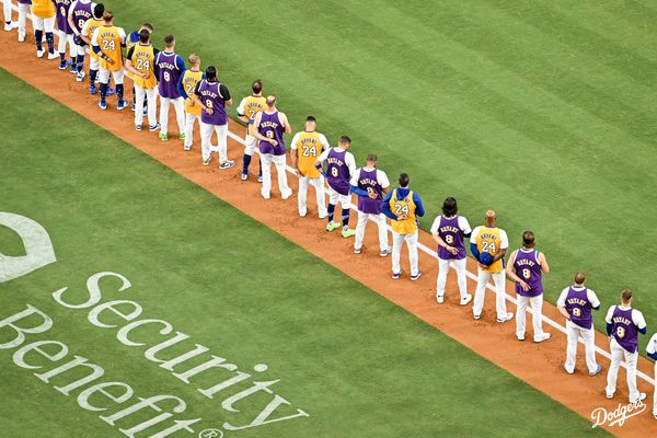 ▲道奇全員身穿布萊恩紫金球衣致敬。（圖／Los Angeles Dodgers推特）