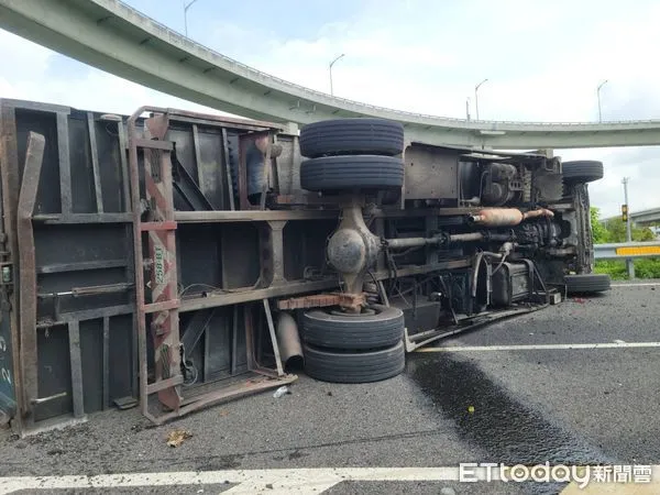 ▲▼ 國4潭子系統出口大貨車翻覆 。(圖/民眾提供)