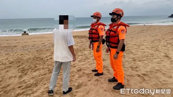 ▲海葵撲台!澎湖岸巡勸離88名遊客。(圖/記者陳洋翻攝)