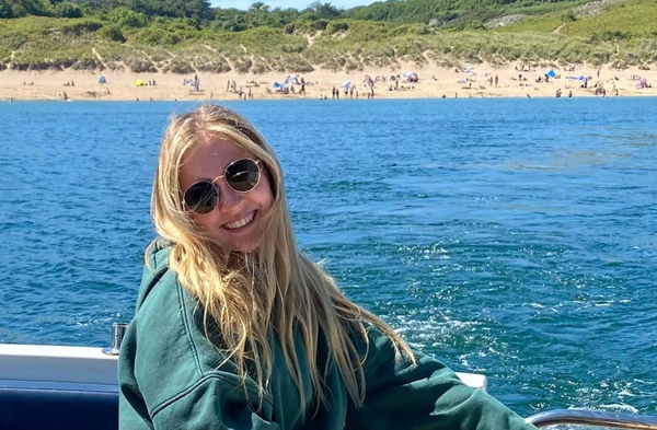 22歲女大生海邊度假　游泳後「染罕見疾病」腎臟衰竭緊急送醫。（圖／翻攝自推特）