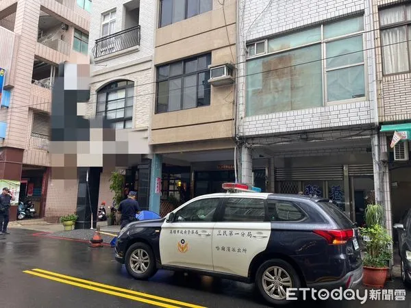 ▲高雄市三民區一棟透天民宅發生墜樓案件,男子當場死亡 。(圖/記者吳世龍拍攝)