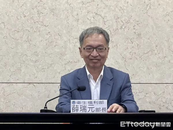 ▲▼衛福部部長薛瑞元說明65歲以上免繳健保保費。(圖/記者趙于婷攝)