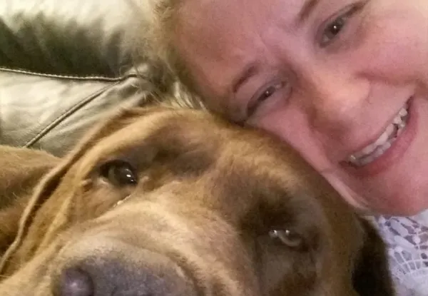 路邊摸狗遭2羅威那犬瘋狂啃咬 重傷女3周後突然「暴斃在家中」。(圖/翻攝自Facebook)