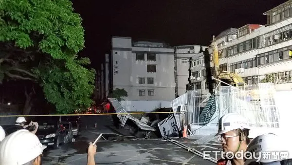 ▲▼大直建案「基泰大直」持續發生倒塌,路面嚴重傾斜。(圖/記者黃彥傑攝)