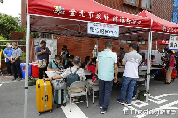 ▲▼大直工地塌陷,民眾登記返家取家當。(圖/記者湯興漢攝)